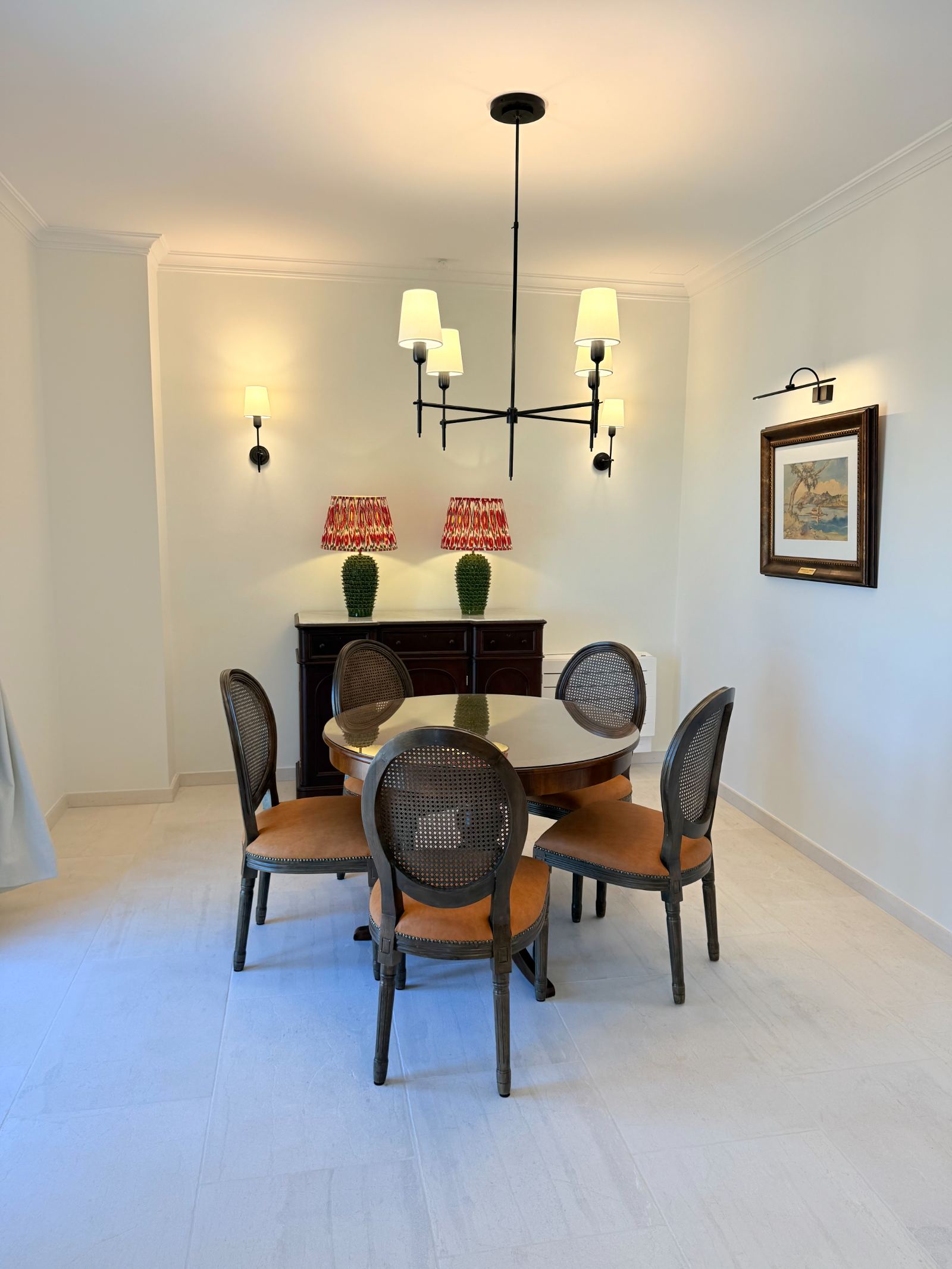 Dining room with round table and caned chairs
